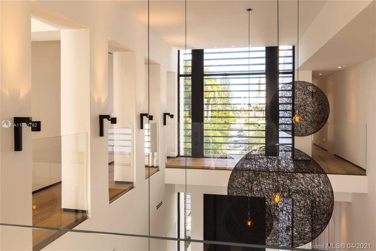Small Image of 1374 SOUTH VENETIAN WAY, Miami Number 22