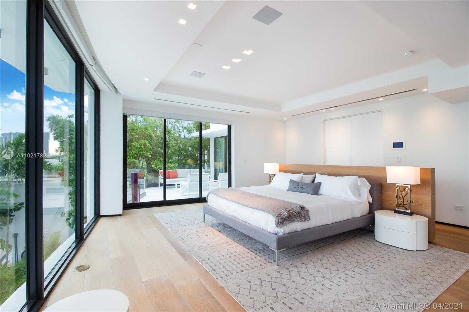 Small Image of 1374 SOUTH VENETIAN WAY, Miami Number 23