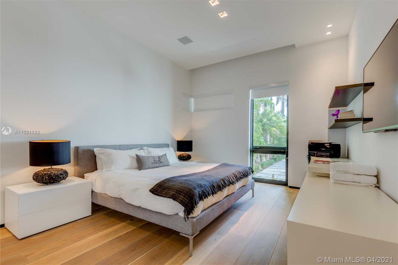 Small Image of 1374 SOUTH VENETIAN WAY, Miami Number 32