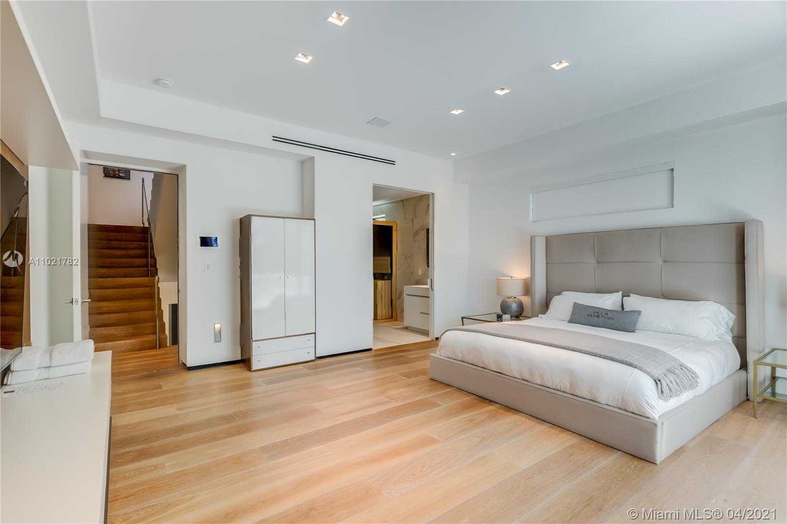 Small Image of 1374 SOUTH VENETIAN WAY, Miami Number 34