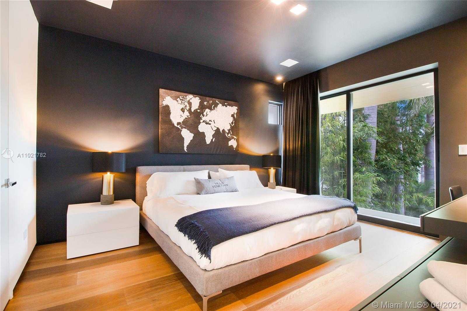 Small Image of 1374 SOUTH VENETIAN WAY, Miami Number 36
