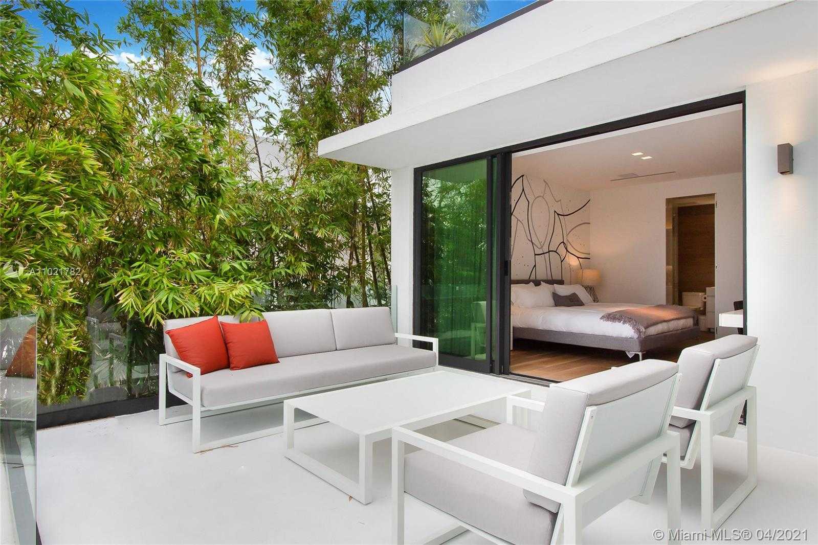 Small Image of 1374 SOUTH VENETIAN WAY, Miami Number 40