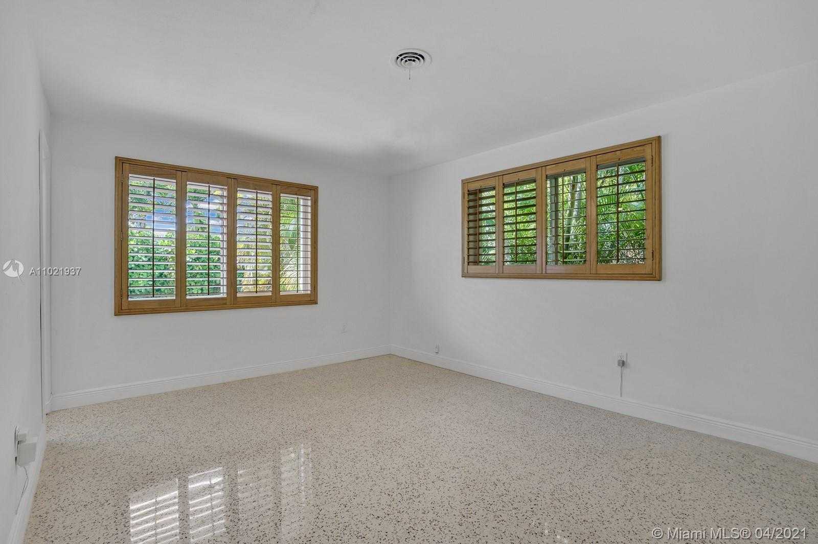 Small Image of 1210 CAPRI ST, Coral Gables Number 8