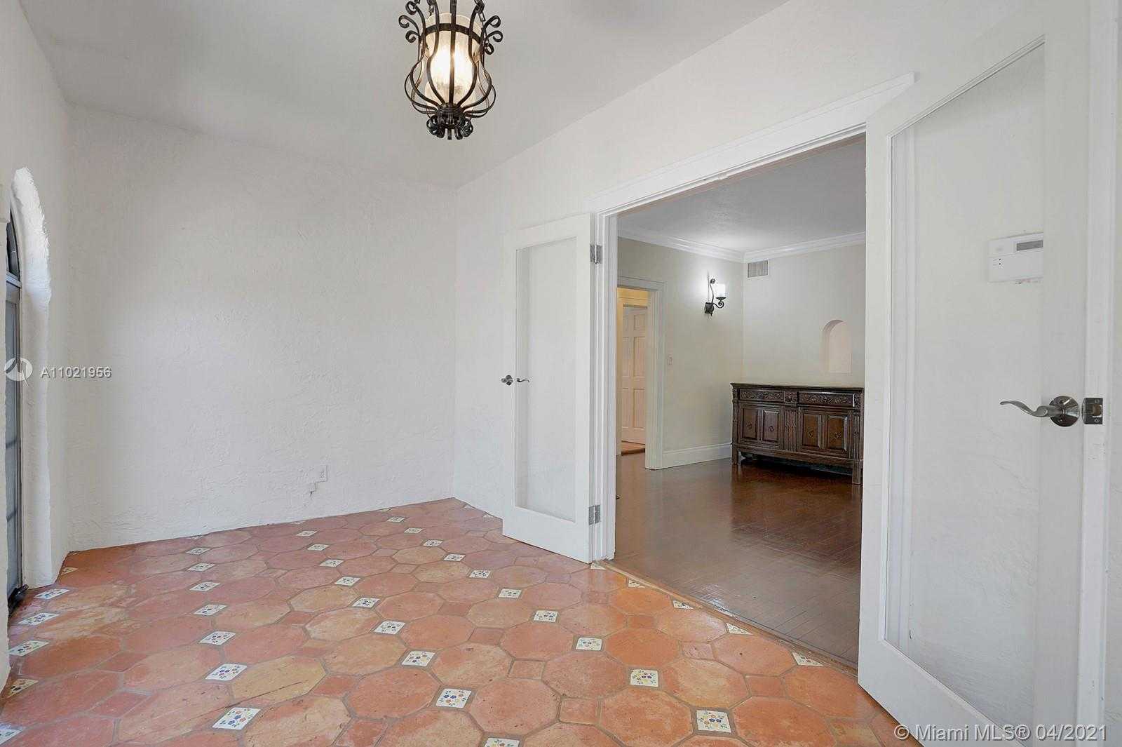 Small Image of 1214 CAPRI ST, Coral Gables Number 3