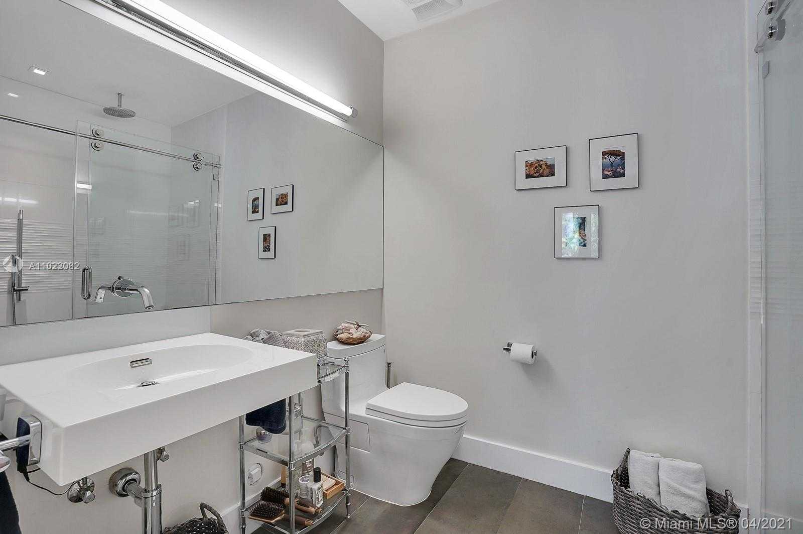 Small Image of 3870 LEAFY WAY, Miami Number 16