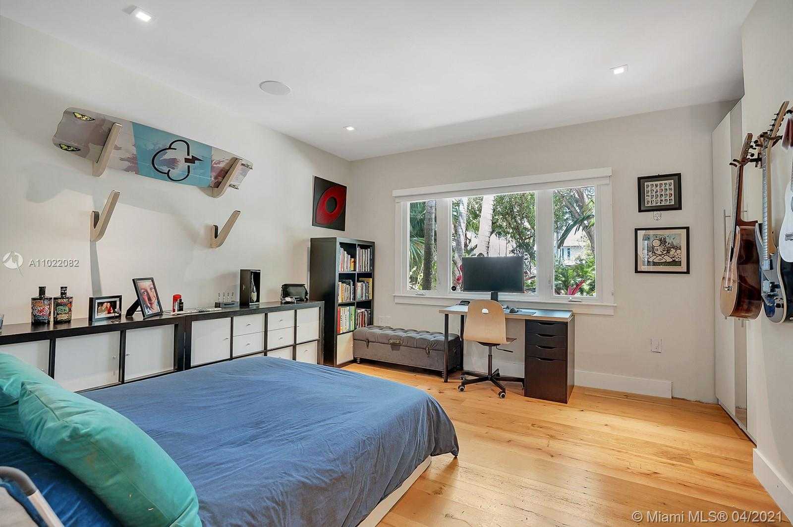 Small Image of 3870 LEAFY WAY, Miami Number 17
