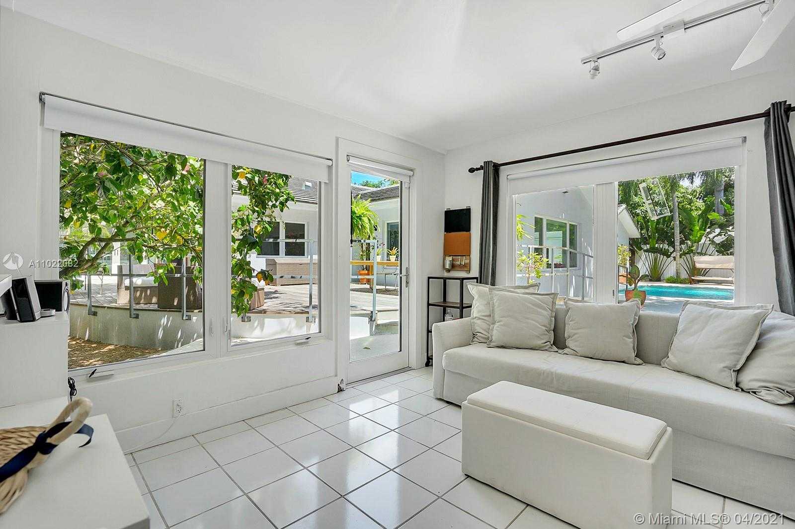 Small Image of 3870 LEAFY WAY, Miami Number 24