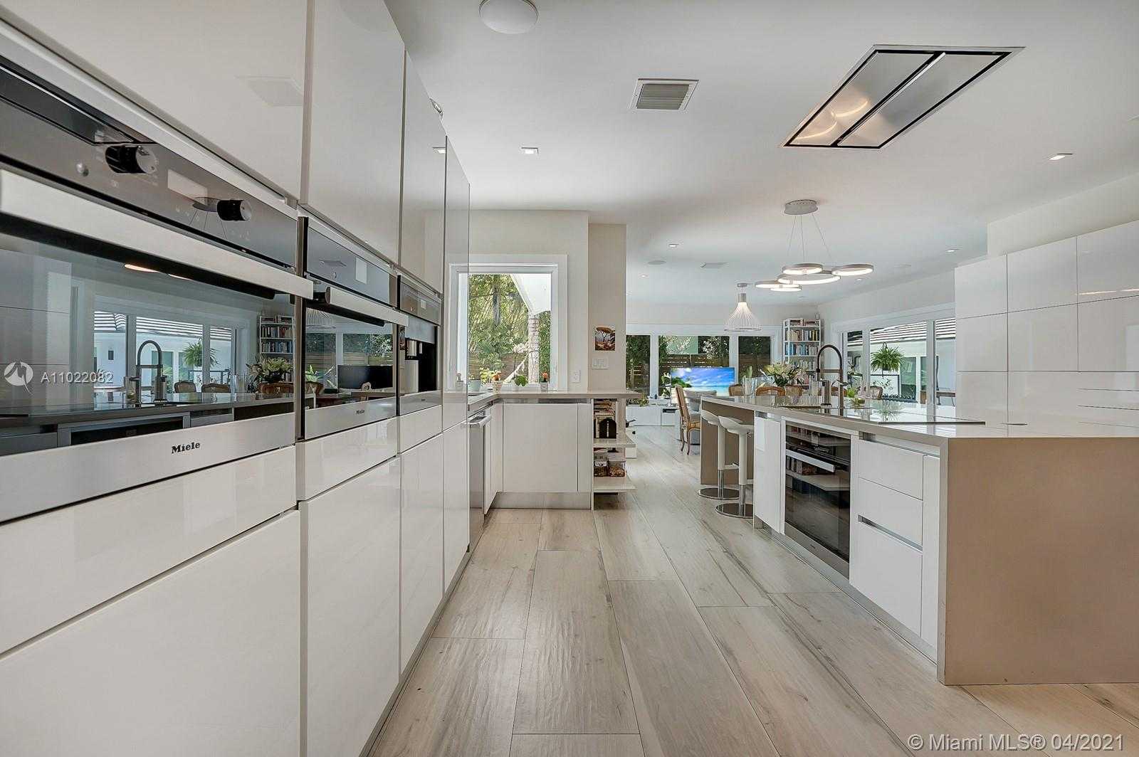 Small Image of 3870 LEAFY WAY, Miami Number 6