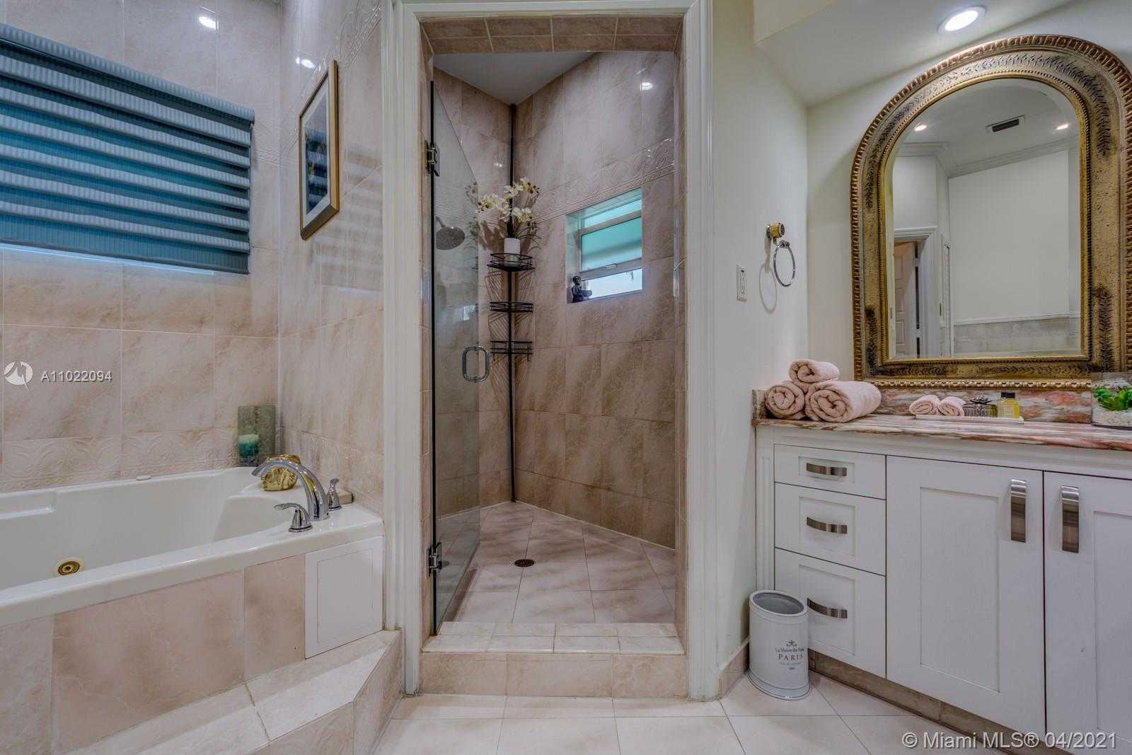 Small Image of 326 ATLANTIC AVE, Sunny Isles Beach Number 15