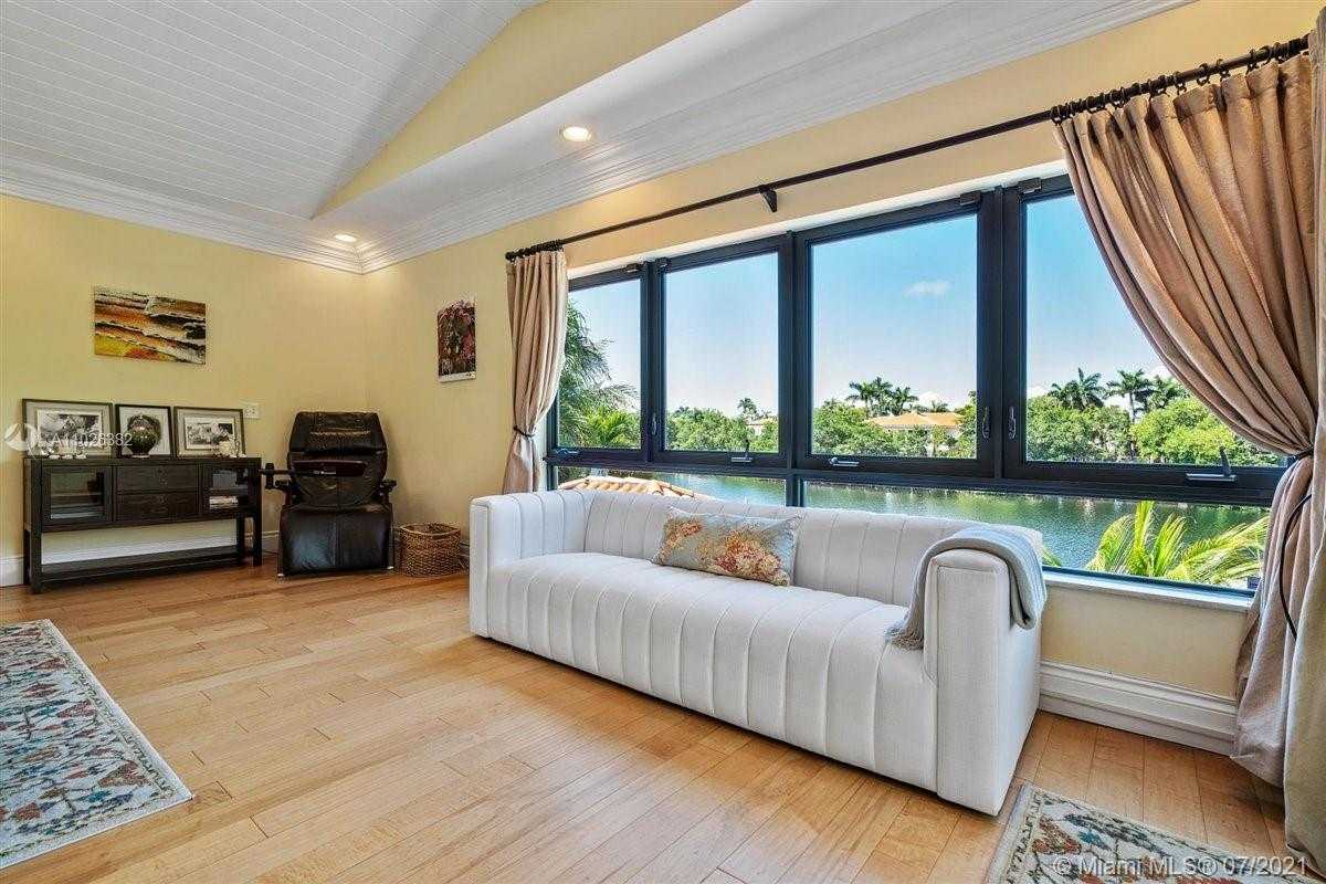 Small Image of 7260 W Lago Dr, Coral Gables, FL 33143, USA Number 10