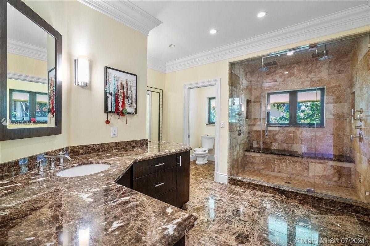 Small Image of 7260 W Lago Dr, Coral Gables, FL 33143, USA Number 11