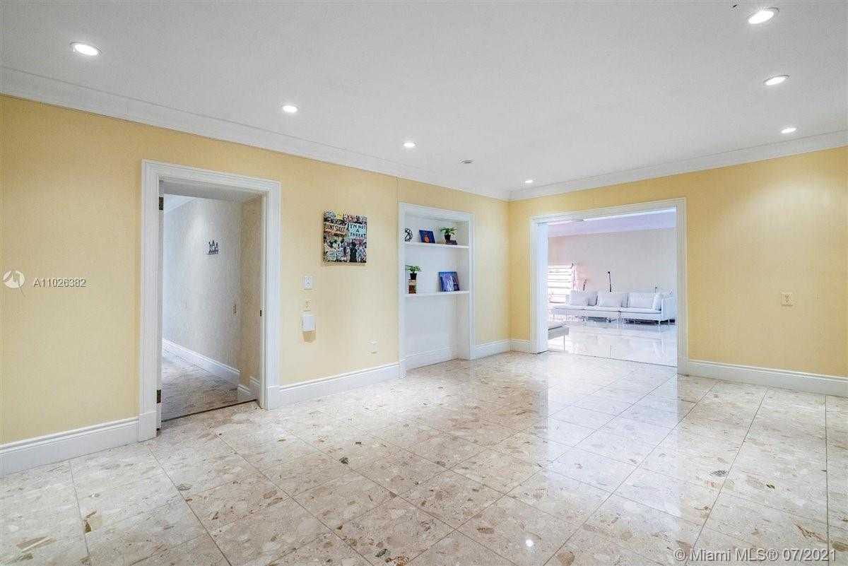 Small Image of 7260 W Lago Dr, Coral Gables, FL 33143, USA Number 12