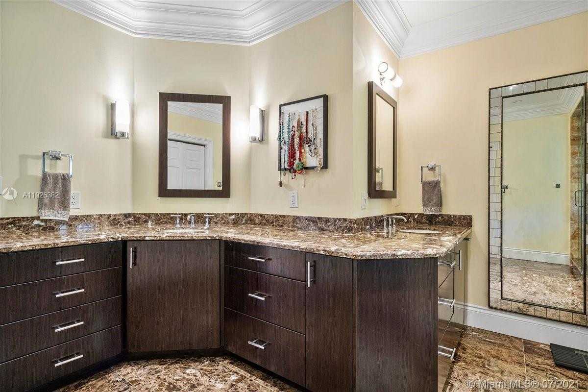Small Image of 7260 W Lago Dr, Coral Gables, FL 33143, USA Number 14