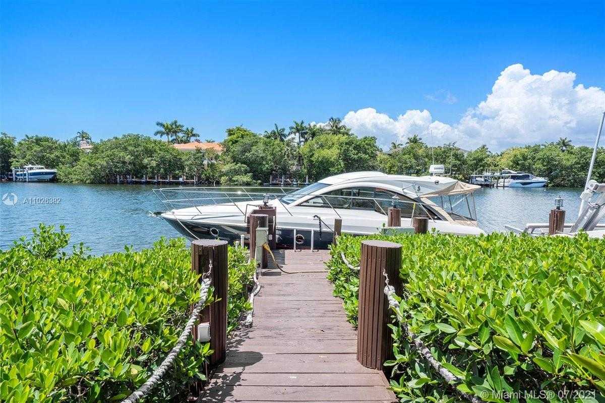 Small Image of 7260 W Lago Dr, Coral Gables, FL 33143, USA Number 16