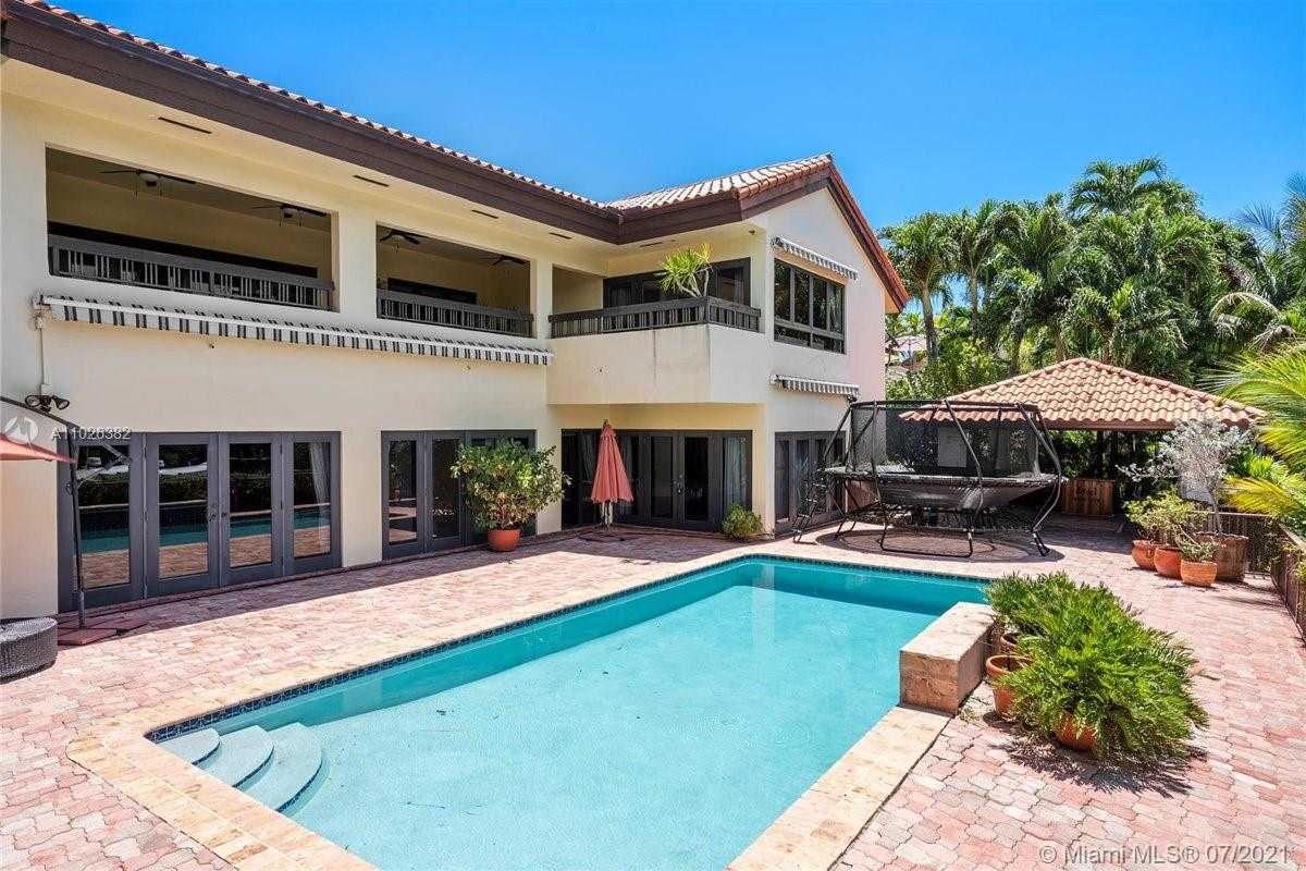 Small Image of 7260 W Lago Dr, Coral Gables, FL 33143, USA Number 26