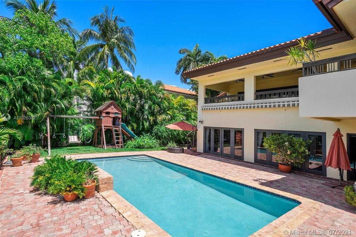 Small Image of 7260 W Lago Dr, Coral Gables, FL 33143, USA Number 36