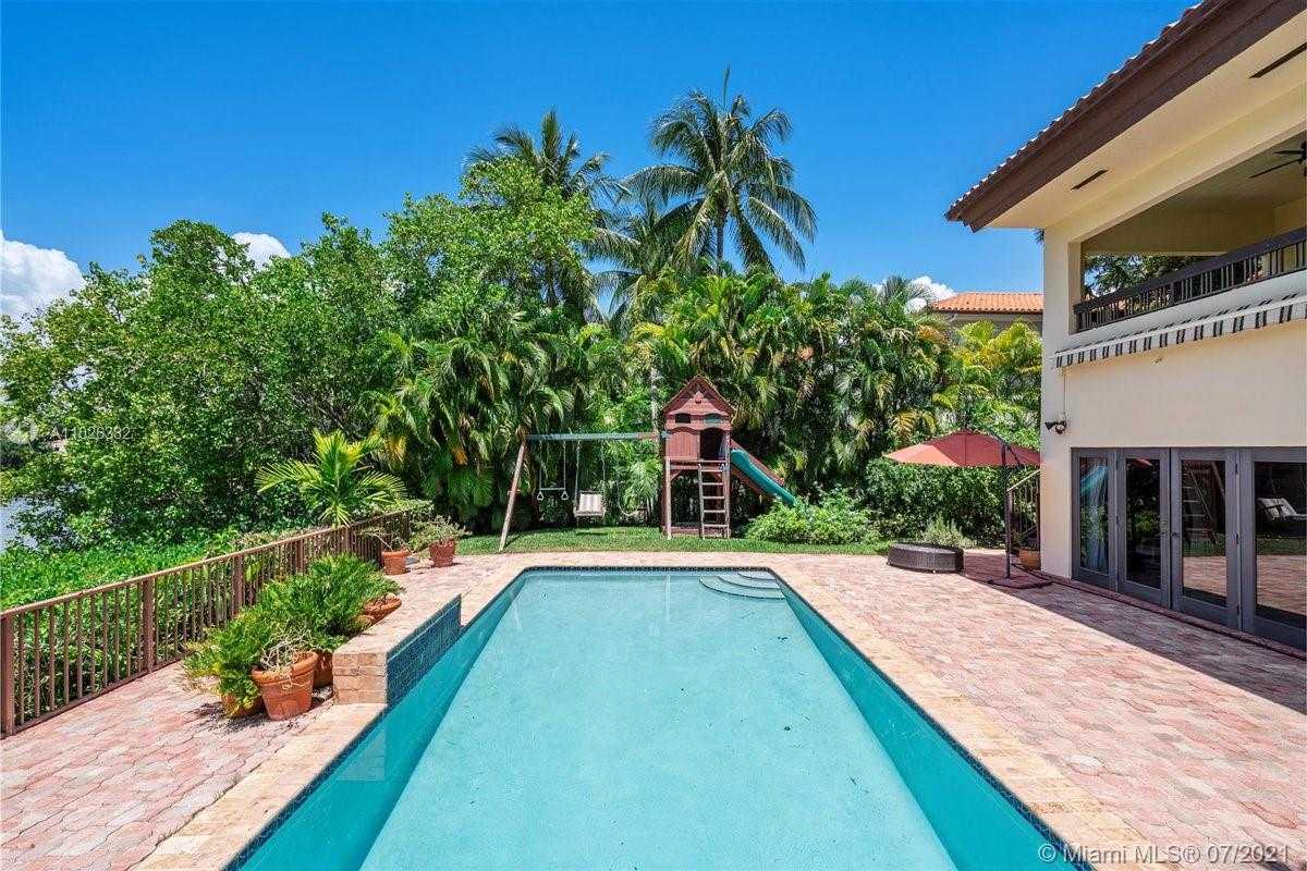 Small Image of 7260 W Lago Dr, Coral Gables, FL 33143, USA Number 38