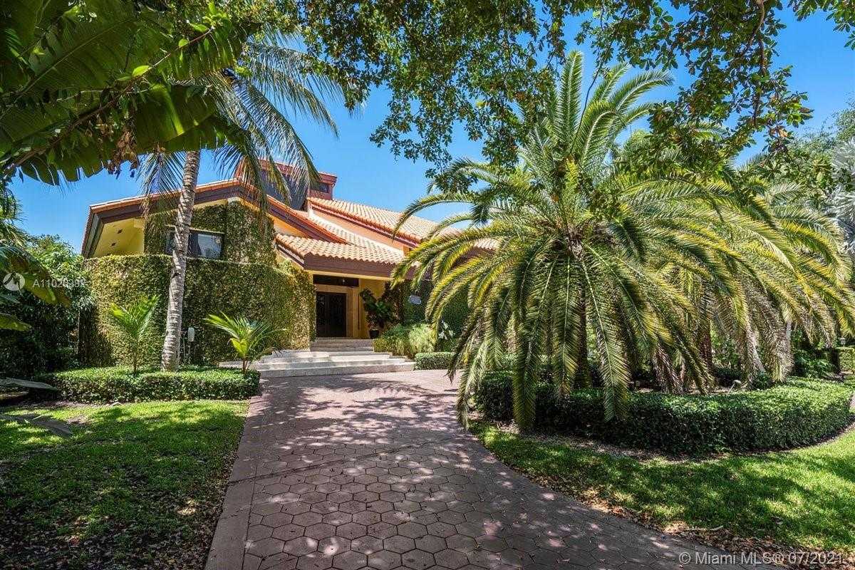 Small Image of 7260 W Lago Dr, Coral Gables, FL 33143, USA Number 4