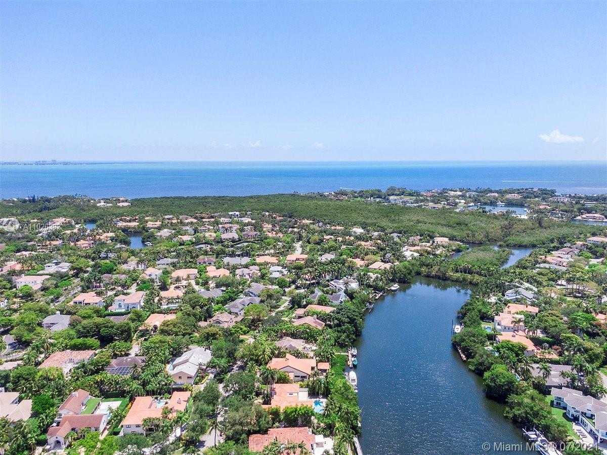 Small Image of 7260 W Lago Dr, Coral Gables, FL 33143, USA Number 41