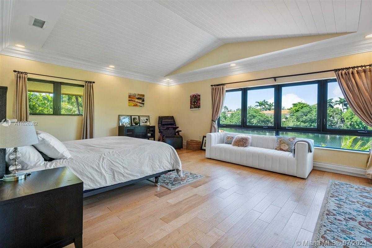 Small Image of 7260 W Lago Dr, Coral Gables, FL 33143, USA Number 46