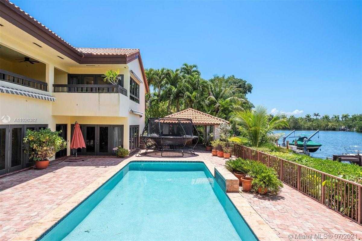 Small Image of 7260 W Lago Dr, Coral Gables, FL 33143, USA Number 5