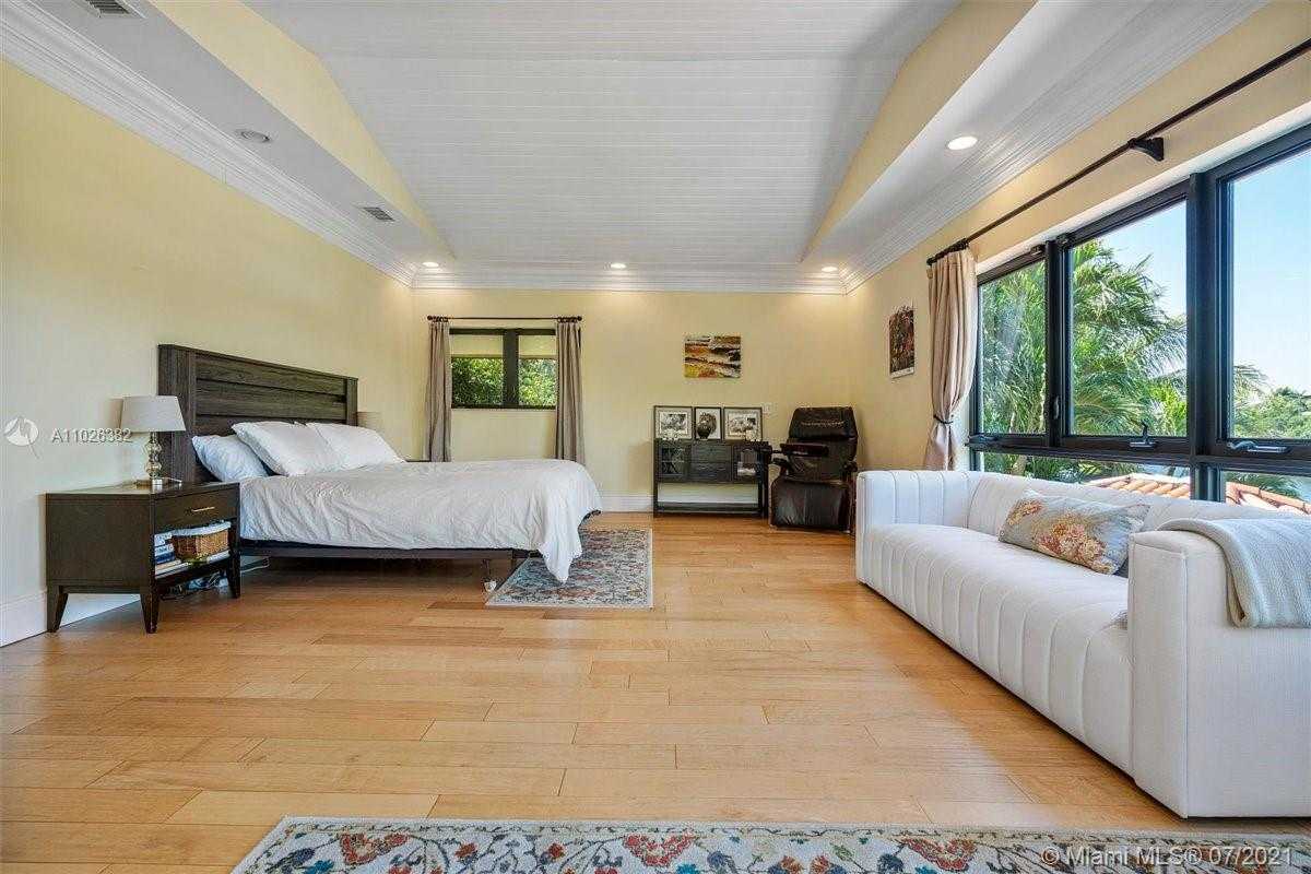 Small Image of 7260 W Lago Dr, Coral Gables, FL 33143, USA Number 50