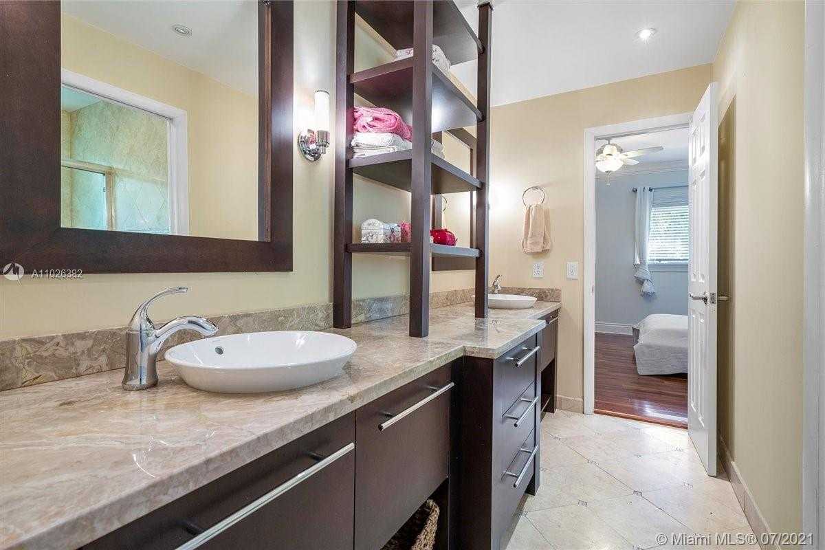 Small Image of 7260 W Lago Dr, Coral Gables, FL 33143, USA Number 53