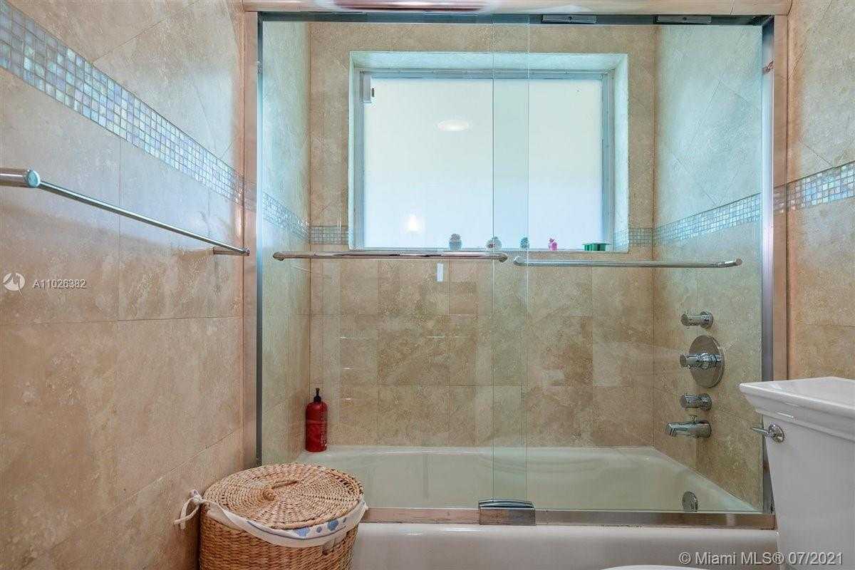 Small Image of 7260 W Lago Dr, Coral Gables, FL 33143, USA Number 54