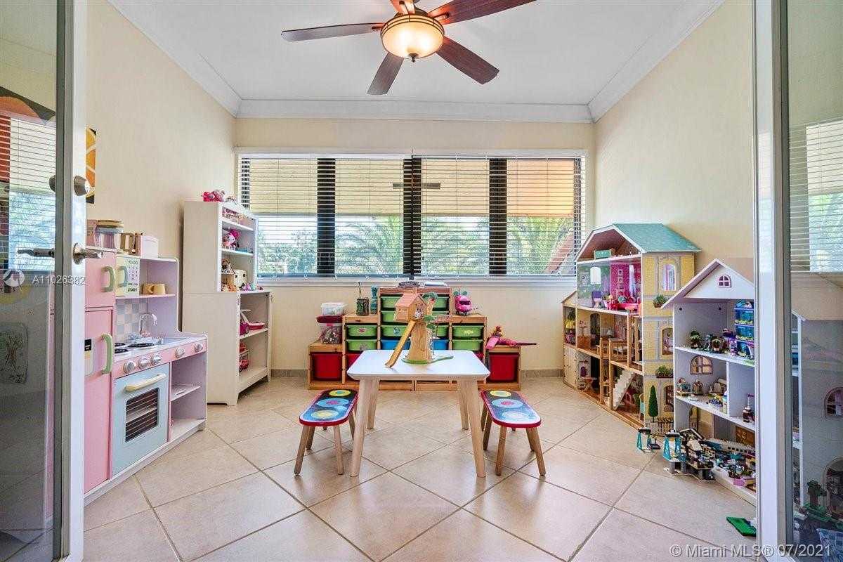 Small Image of 7260 W Lago Dr, Coral Gables, FL 33143, USA Number 55