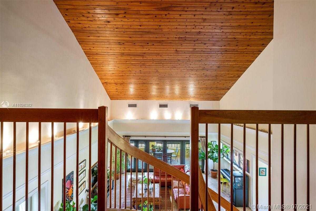 Small Image of 7260 W Lago Dr, Coral Gables, FL 33143, USA Number 59