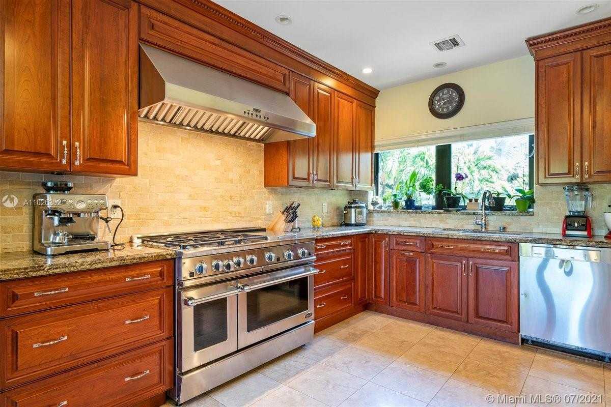 Small Image of 7260 W Lago Dr, Coral Gables, FL 33143, USA Number 6