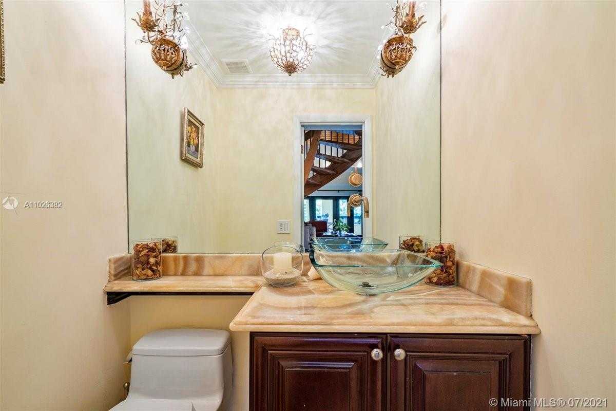 Small Image of 7260 W Lago Dr, Coral Gables, FL 33143, USA Number 60