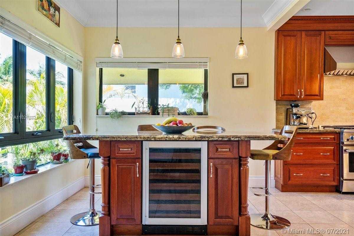 Small Image of 7260 W Lago Dr, Coral Gables, FL 33143, USA Number 65