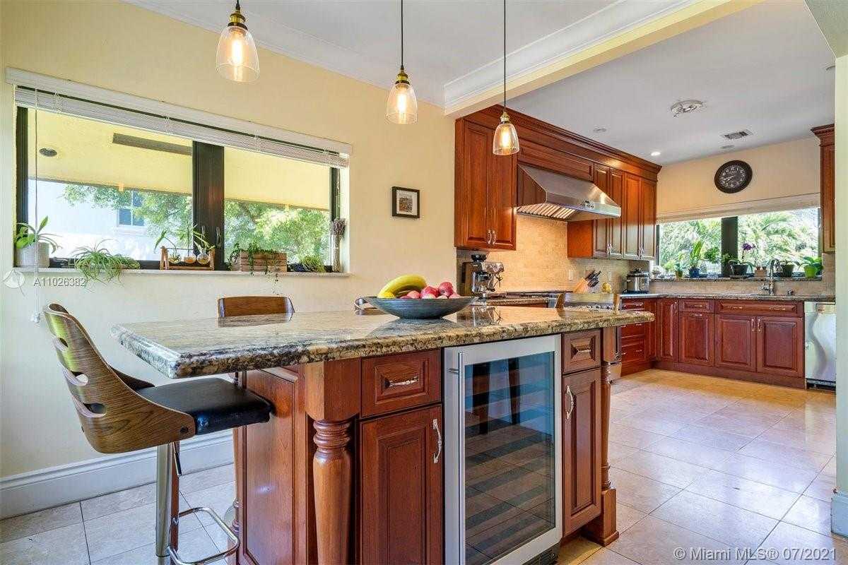 Small Image of 7260 W Lago Dr, Coral Gables, FL 33143, USA Number 66