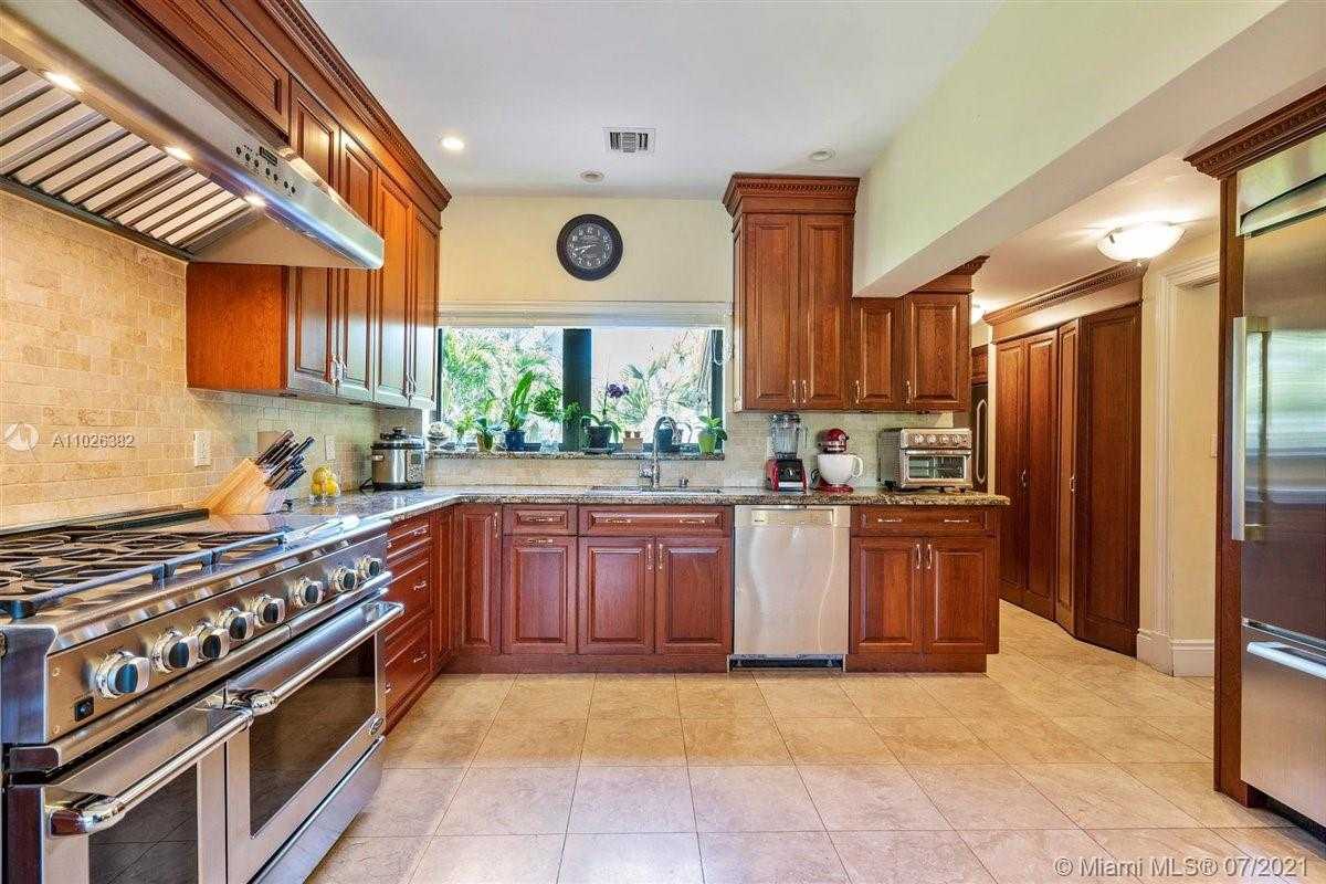 Small Image of 7260 W Lago Dr, Coral Gables, FL 33143, USA Number 68
