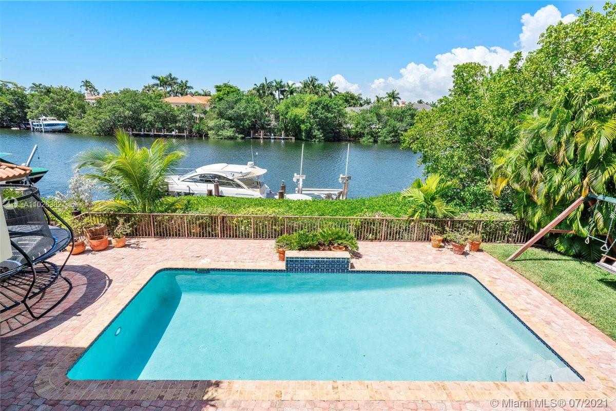 Small Image of 7260 W Lago Dr, Coral Gables, FL 33143, USA Number 71