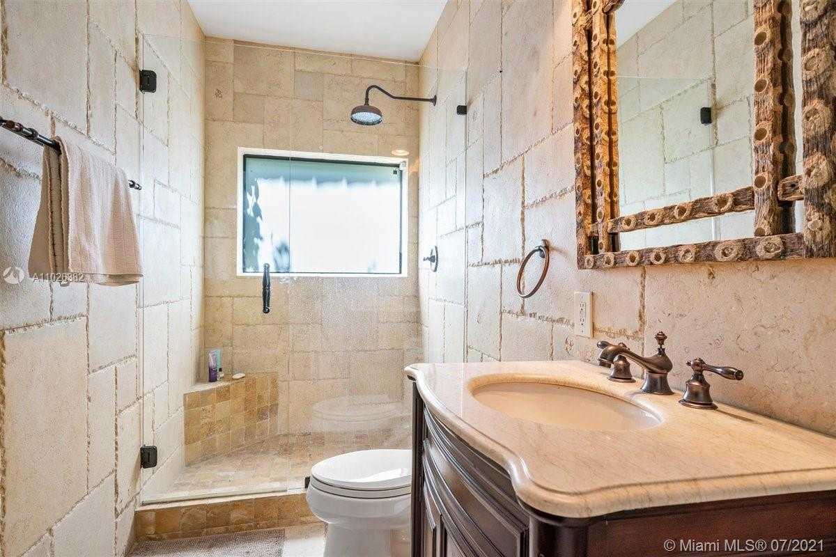 Small Image of 7260 W Lago Dr, Coral Gables, FL 33143, USA Number 74