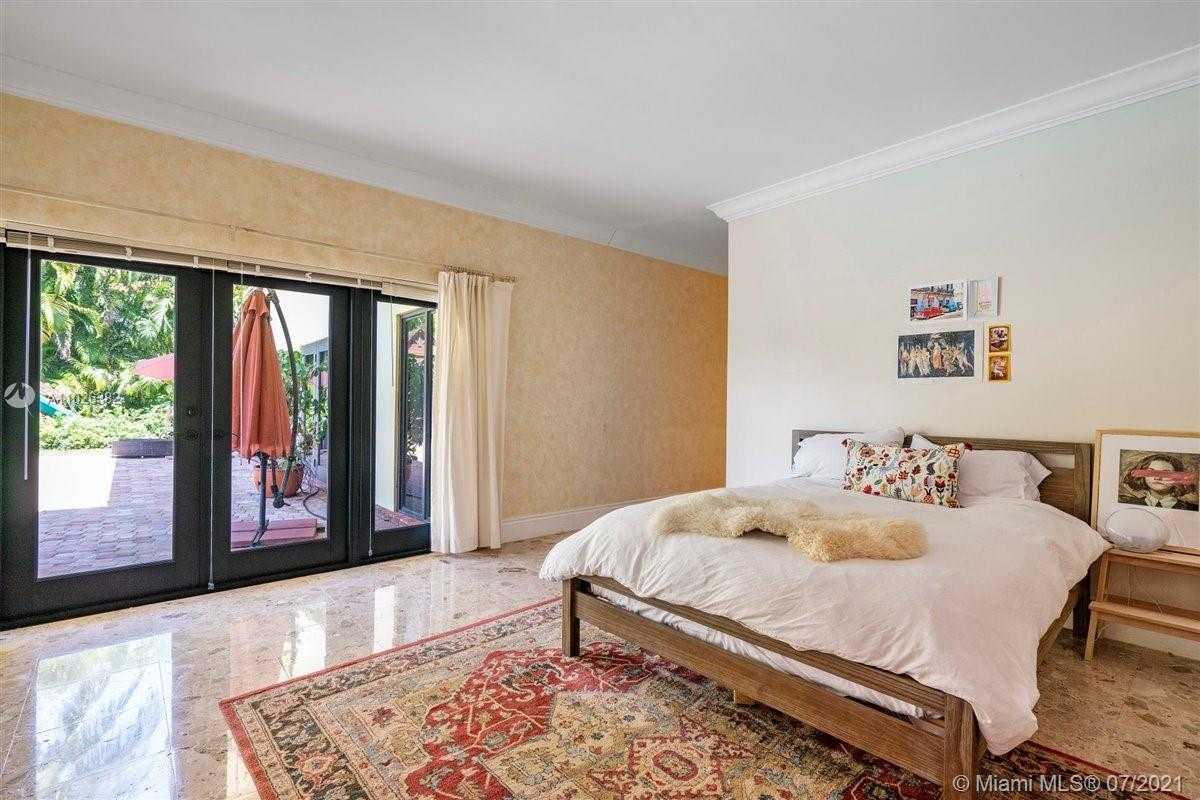 Small Image of 7260 W Lago Dr, Coral Gables, FL 33143, USA Number 75