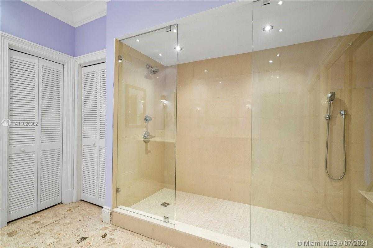 Small Image of 7260 W Lago Dr, Coral Gables, FL 33143, USA Number 77