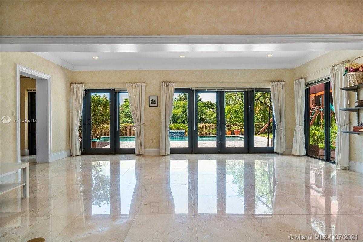 Small Image of 7260 W Lago Dr, Coral Gables, FL 33143, USA Number 78