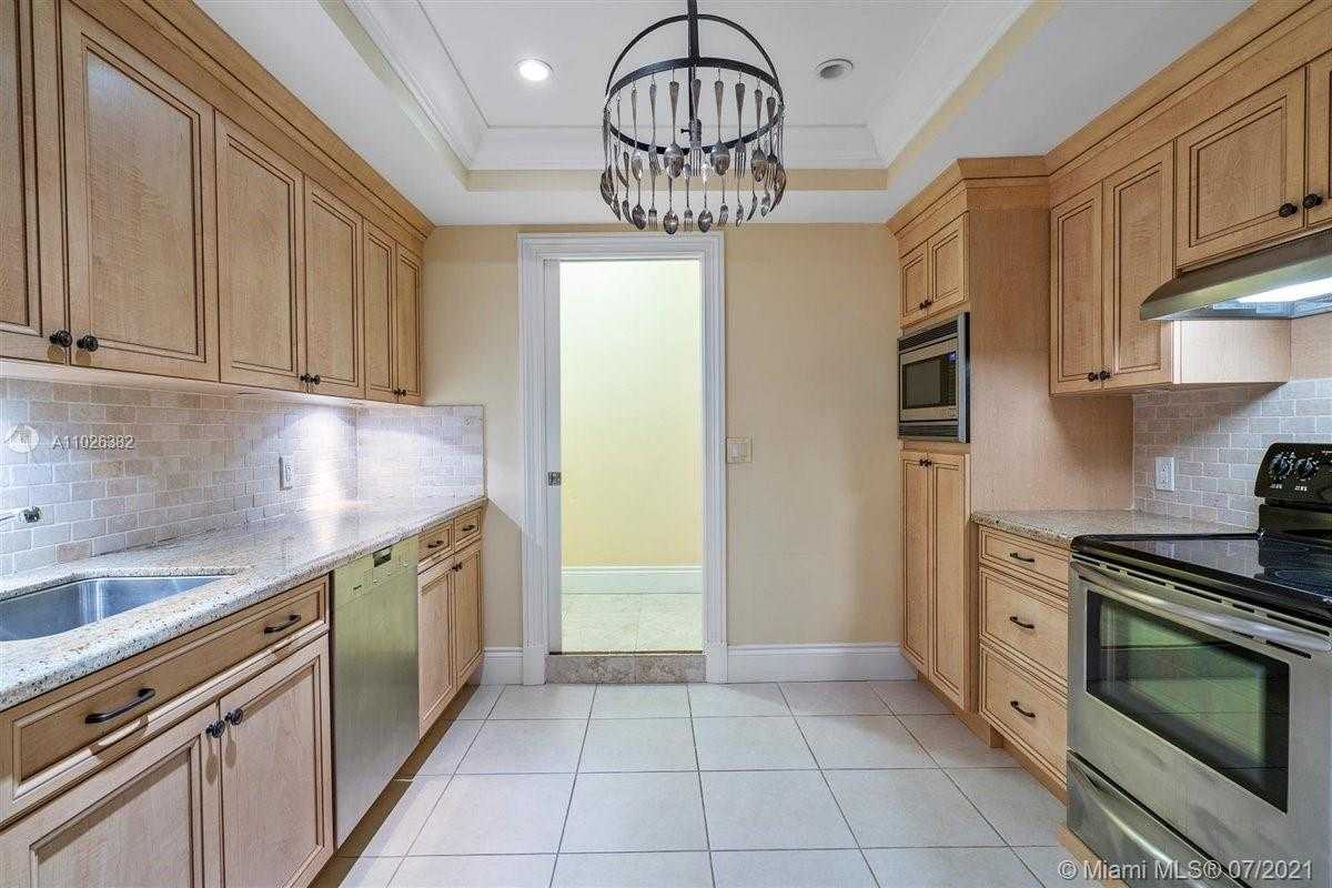 Small Image of 7260 W Lago Dr, Coral Gables, FL 33143, USA Number 79