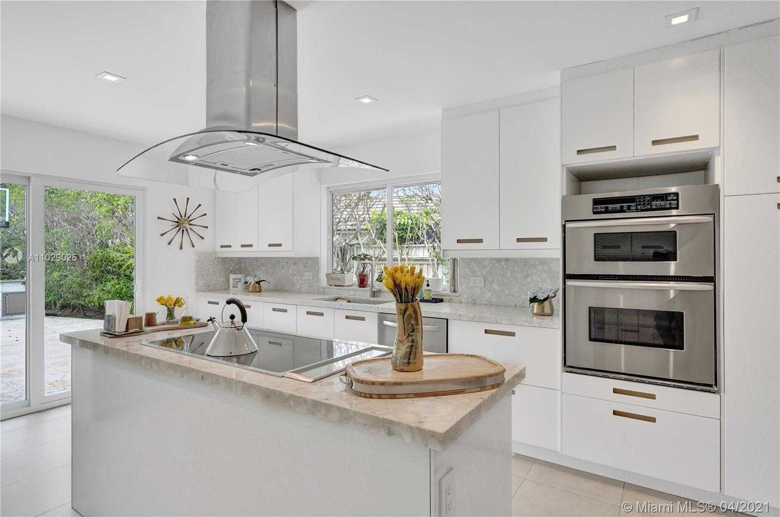 Small Image of 4425 ISLAND RD, Miami Number 12