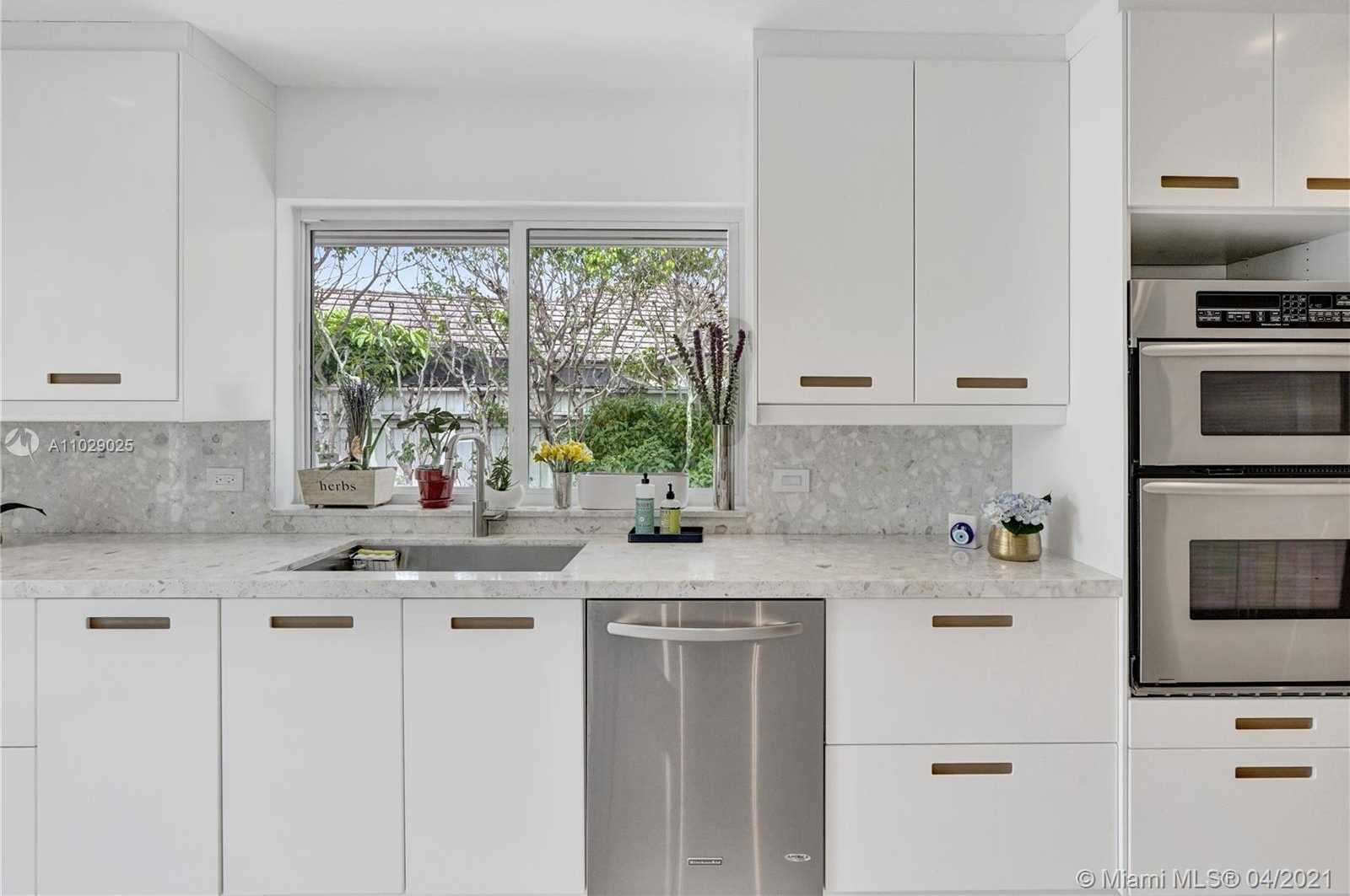 Small Image of 4425 ISLAND RD, Miami Number 13