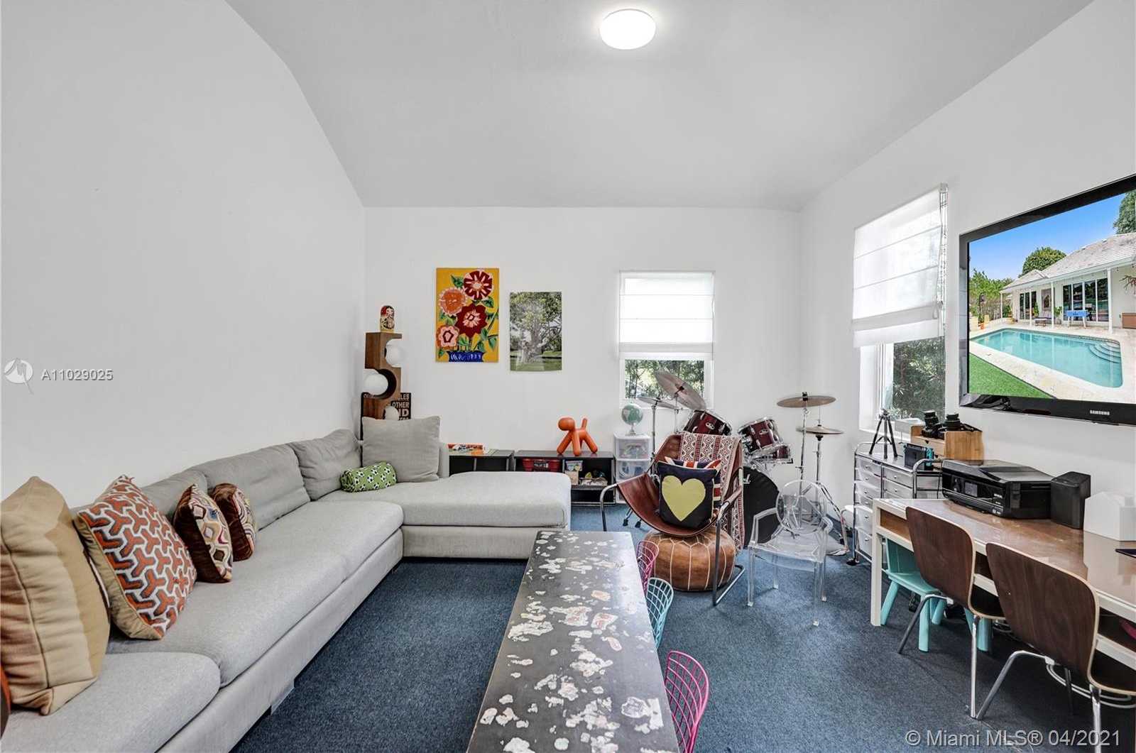 Small Image of 4425 ISLAND RD, Miami Number 19