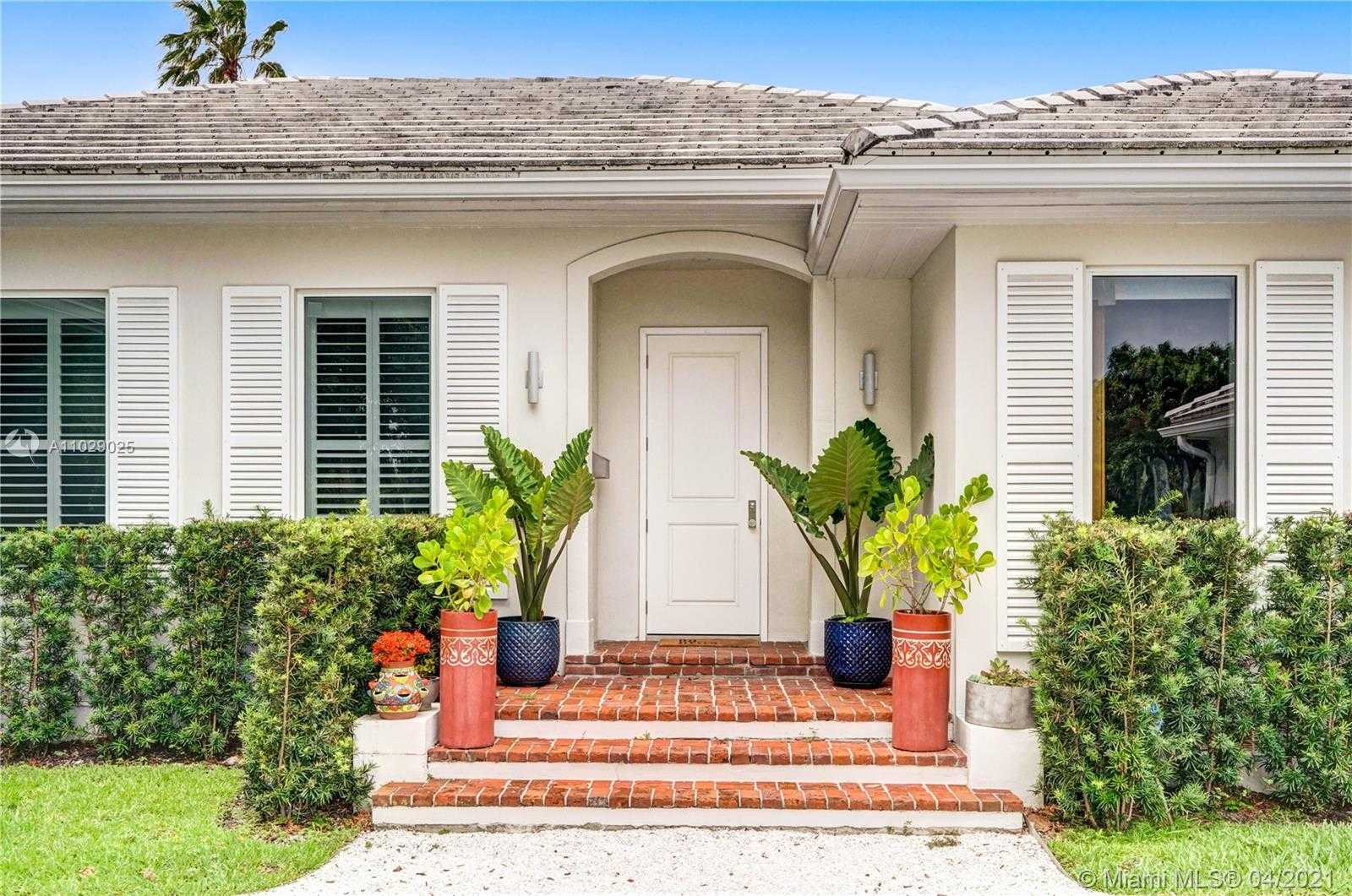 Small Image of 4425 ISLAND RD, Miami Number 2