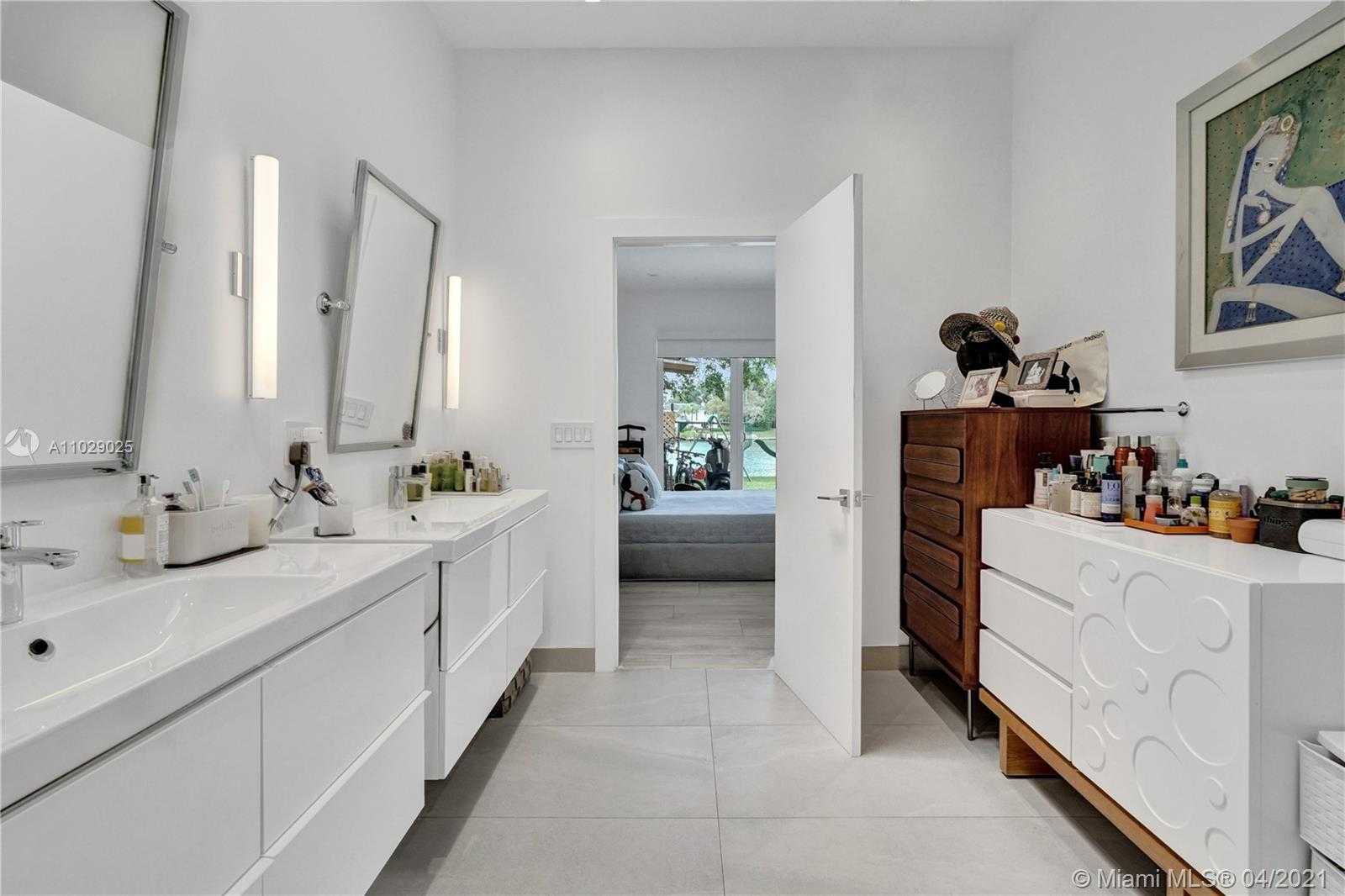 Small Image of 4425 ISLAND RD, Miami Number 21