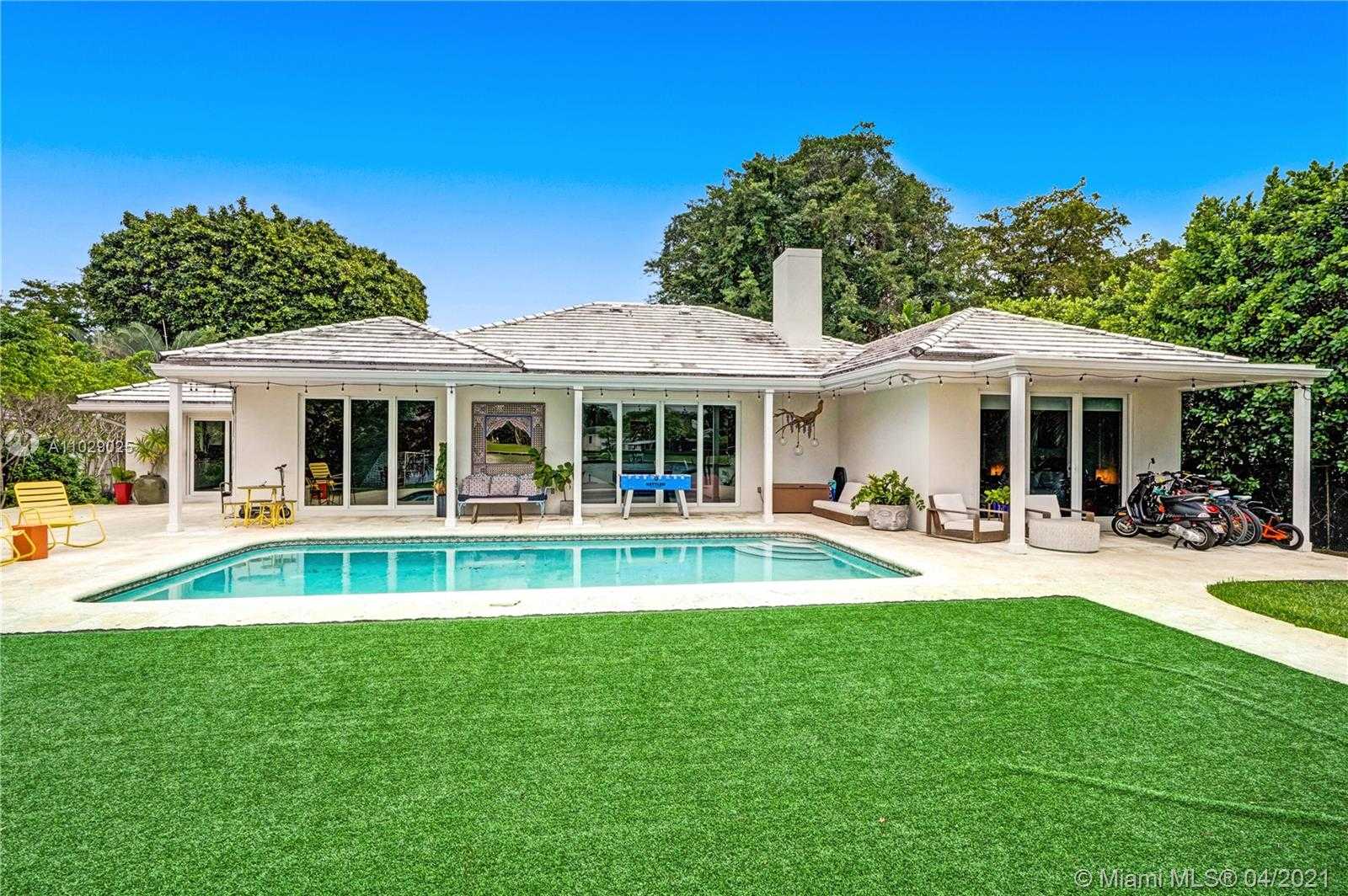 Small Image of 4425 ISLAND RD, Miami Number 3