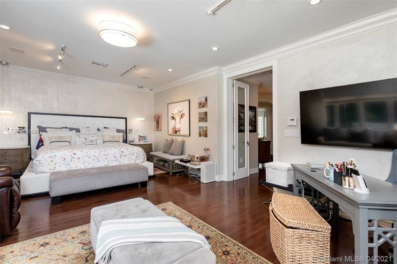 Small Image of 330 COCOPLUM RD, Coral Gables Number 15