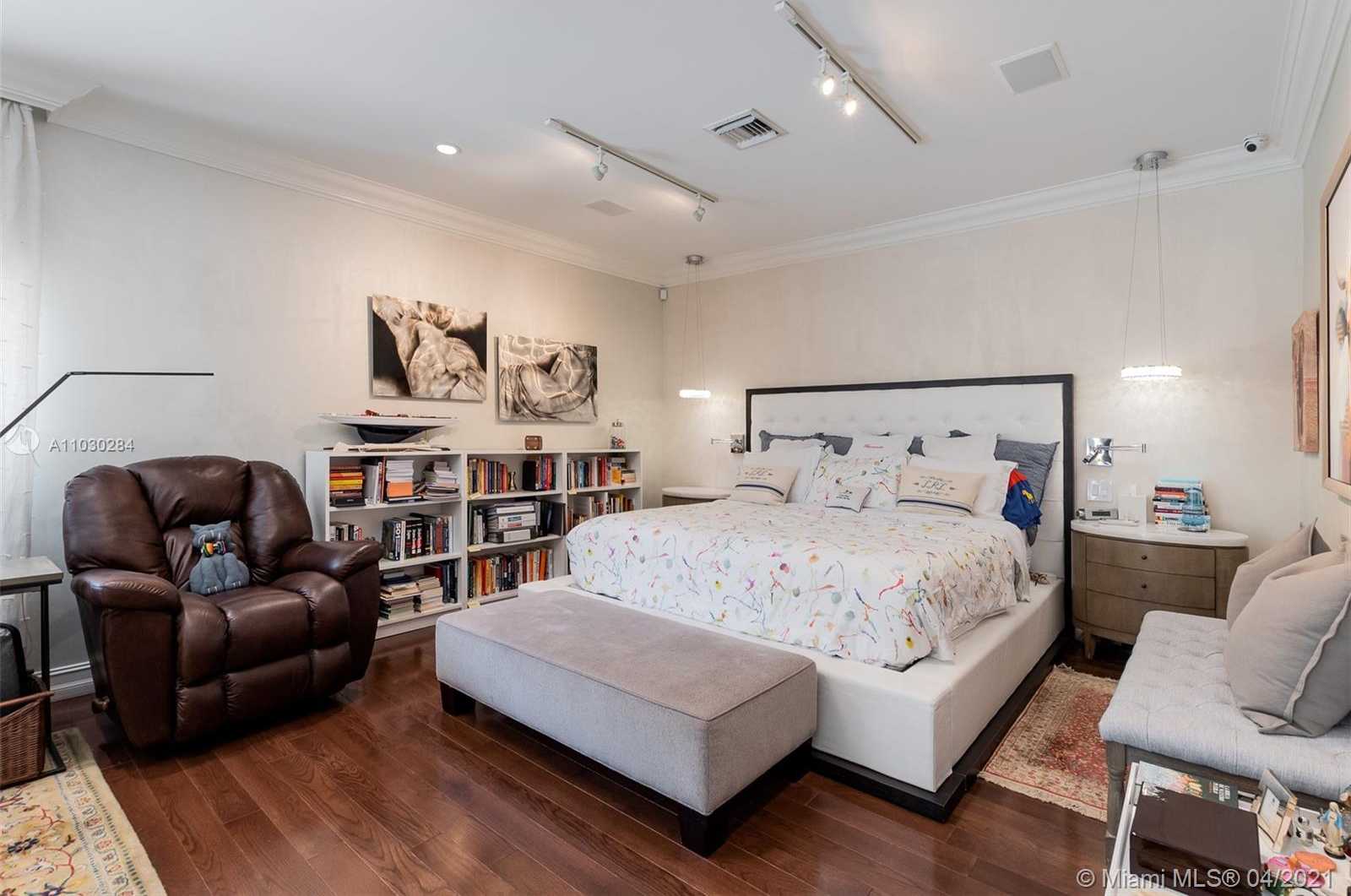 Small Image of 330 COCOPLUM RD, Coral Gables Number 18