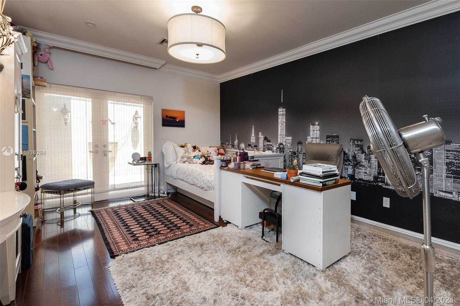 Small Image of 330 COCOPLUM RD, Coral Gables Number 19